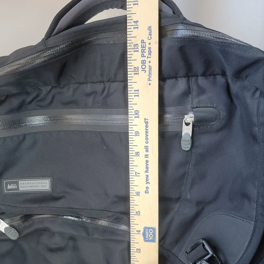 REI Travel Utility Messenger Bag Padded Black 16x14x5 Laptop Commuter School Bag